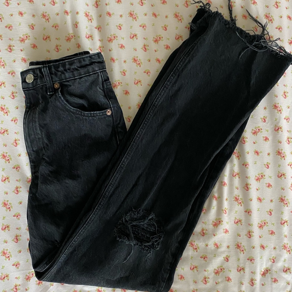 ZARA BLACK RIPPED JEANS🪐⭐️